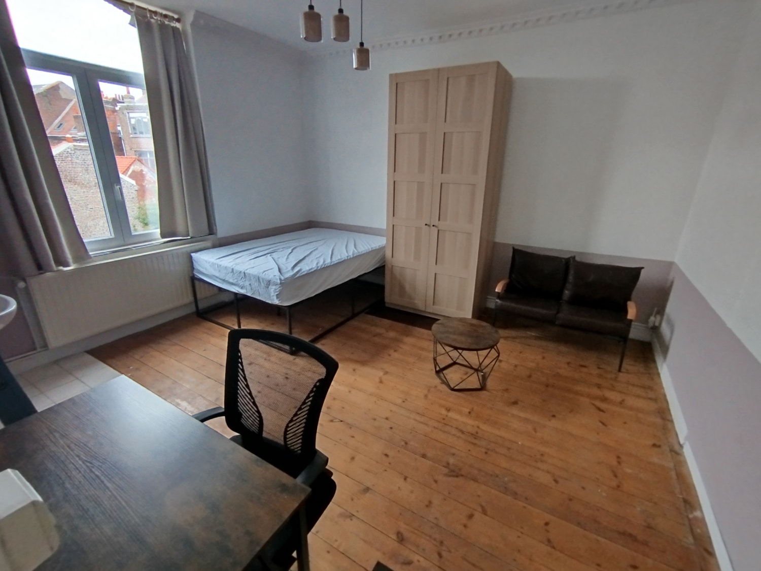 Chambre du deuxième étage sur cour avec lavabo